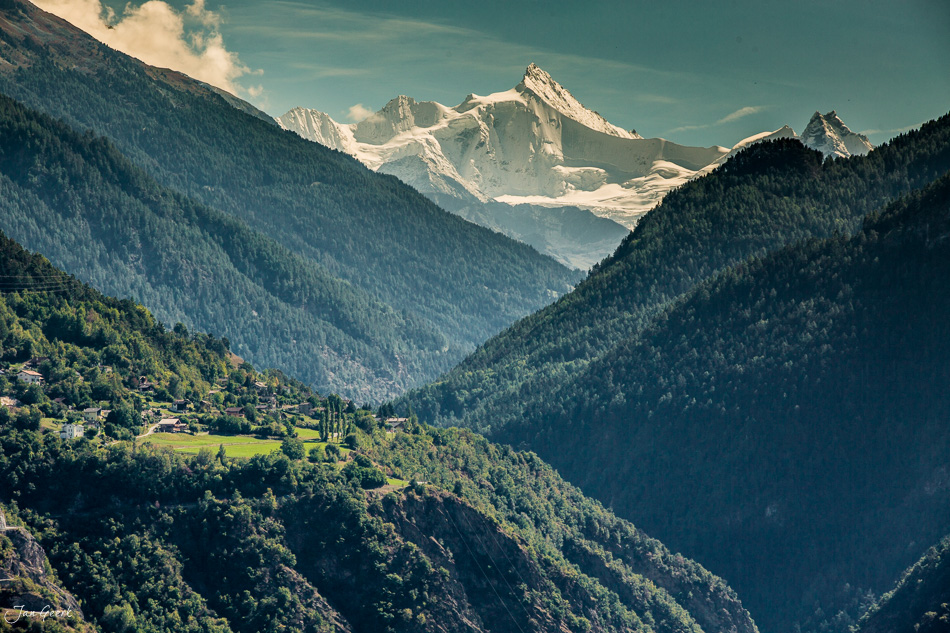 Alpental mit schneebedeckten Bergen bei Sierre, grüne Wälder und Tal, Schweiz – Jan Geerk Fotograf Basel