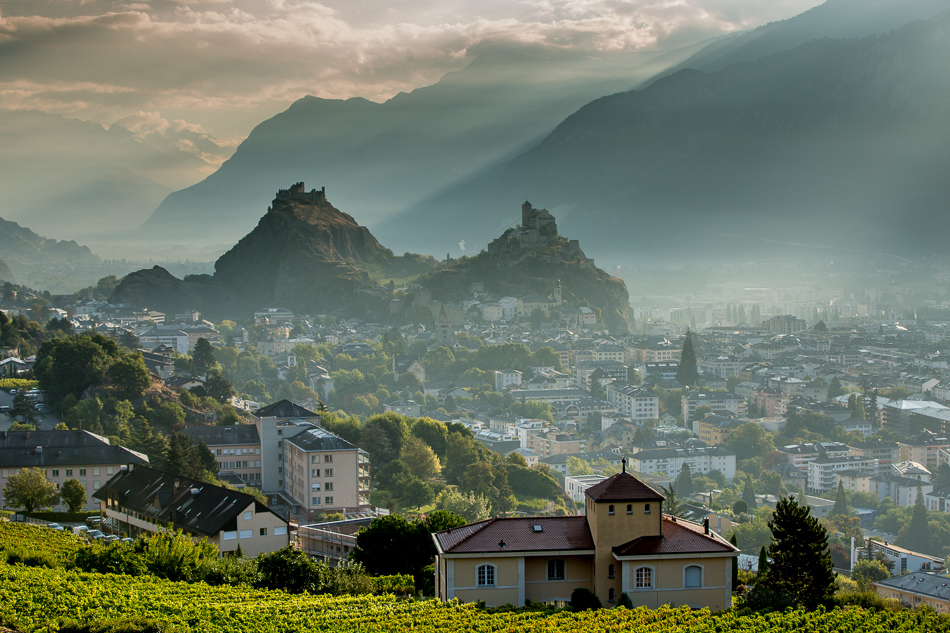 Blick auf Sion mit Château de Tourbillon und Valère, herbstliche Lichtstimmung über dem Rhonetal Wallis Schweiz – Jan Geerk Fotograf Basel