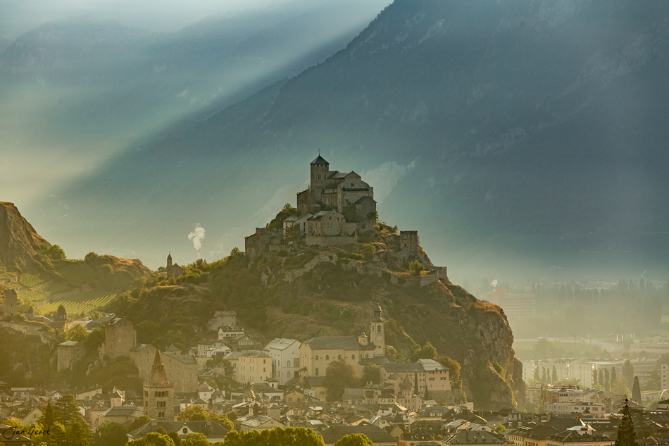 Schloss Tourbillon thront über Sion im Herbstlicht, Wallis Alpen, Schweiz – Jan Geerk Fotograf Basel