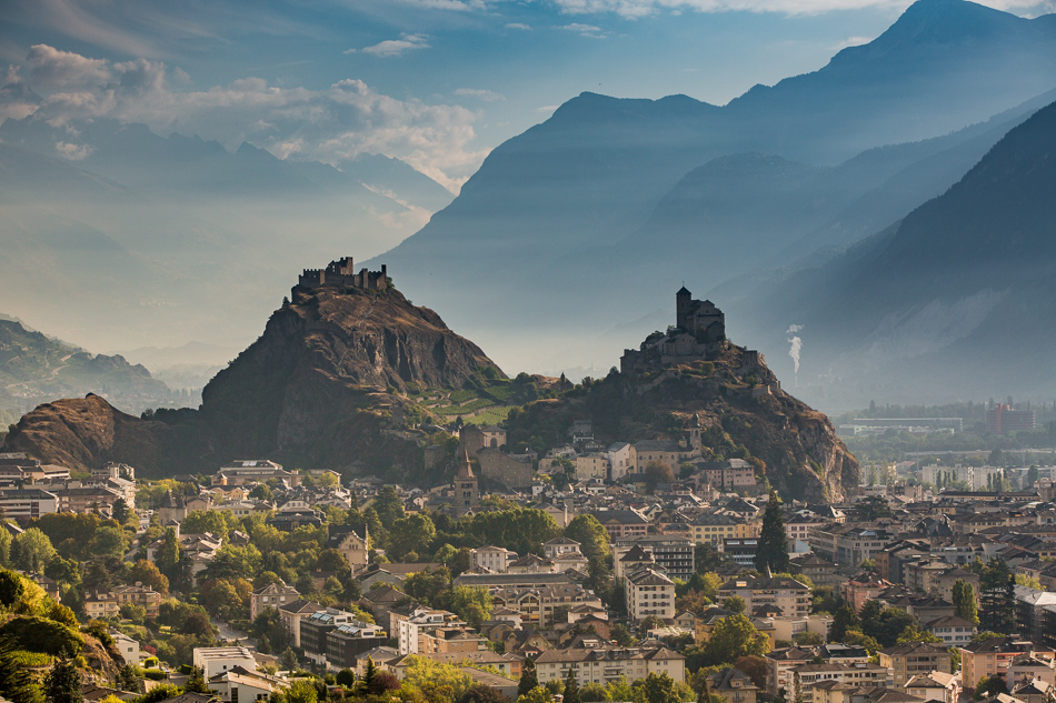 Burgen Tourbillon und Valère über Sion im Herbst, Alpen Wallis Schweiz – Jan Geerk Fotograf Basel