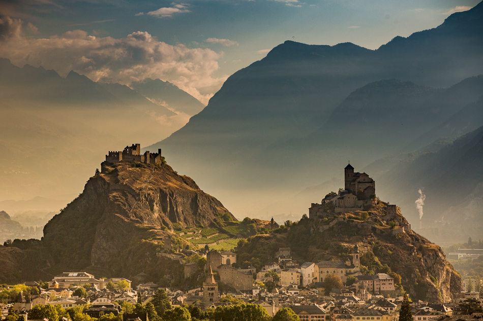 Burgen Tourbillon und Valère über Sion im Herbst, Wallis Alpen Schweiz – Jan Geerk Fotograf Basel
