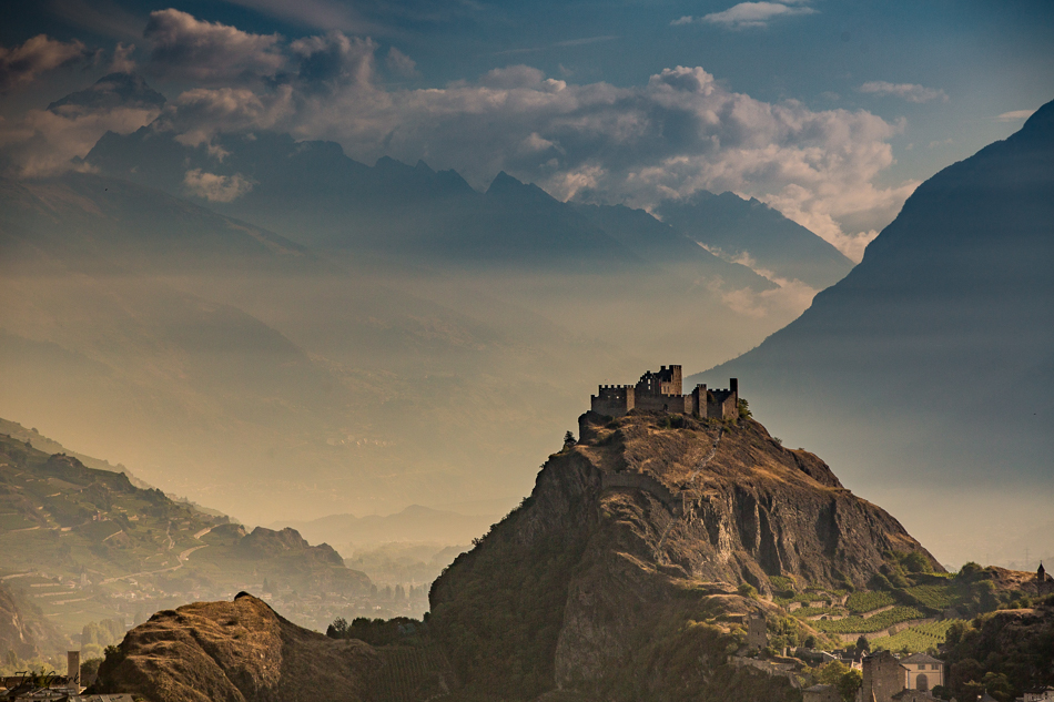 Schloss Tourbillon über Sion im Rhonetal mit Alpenpanorama, Herbststimmung, Wallis Schweiz – Jan Geerk Fotograf Basel