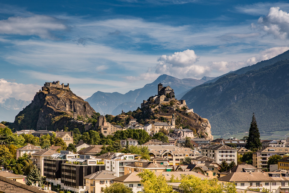 Mittelalterliche Burgstädte Sion mit Schlössern Tourbillon und Valère auf Felskuppen, Rhonetal Wallis Schweiz – Jan Geerk Fotograf Basel