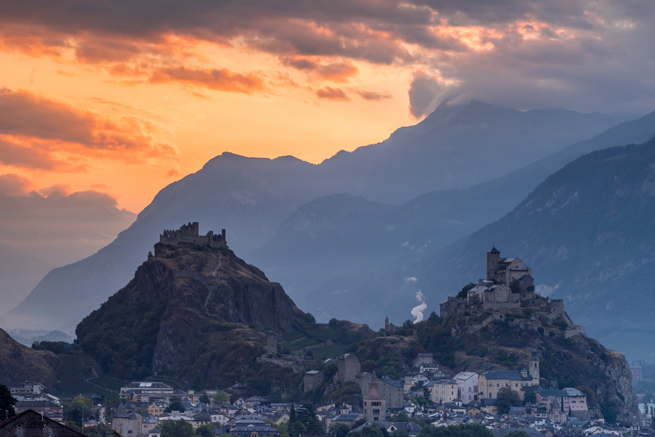 Burgen Tourbillon und Valère über Sion bei goldenem Sonnenuntergang, Wallis Schweiz – Jan Geerk Fotograf Basel