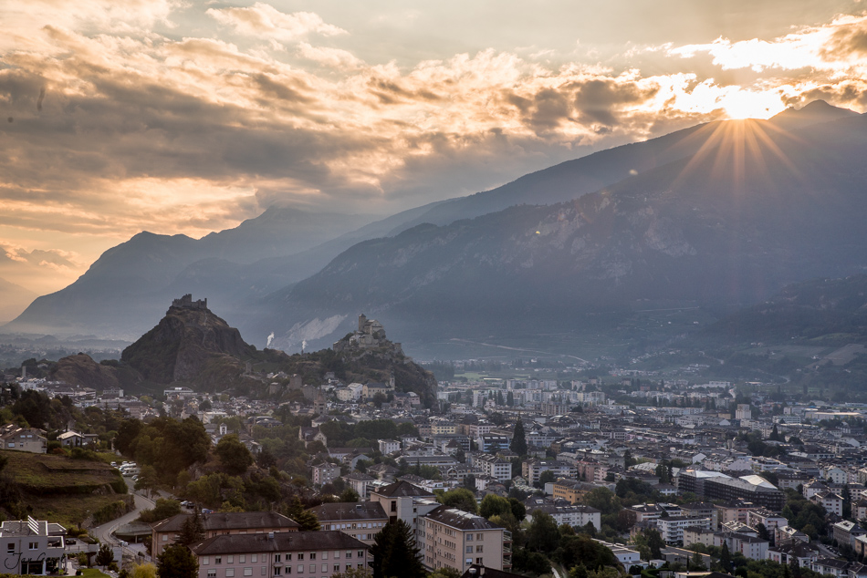Blick auf Sion mit Burgen Tourbillon und Valère bei Sonnenuntergang, Wallis Schweiz – Jan Geerk Fotograf Basel