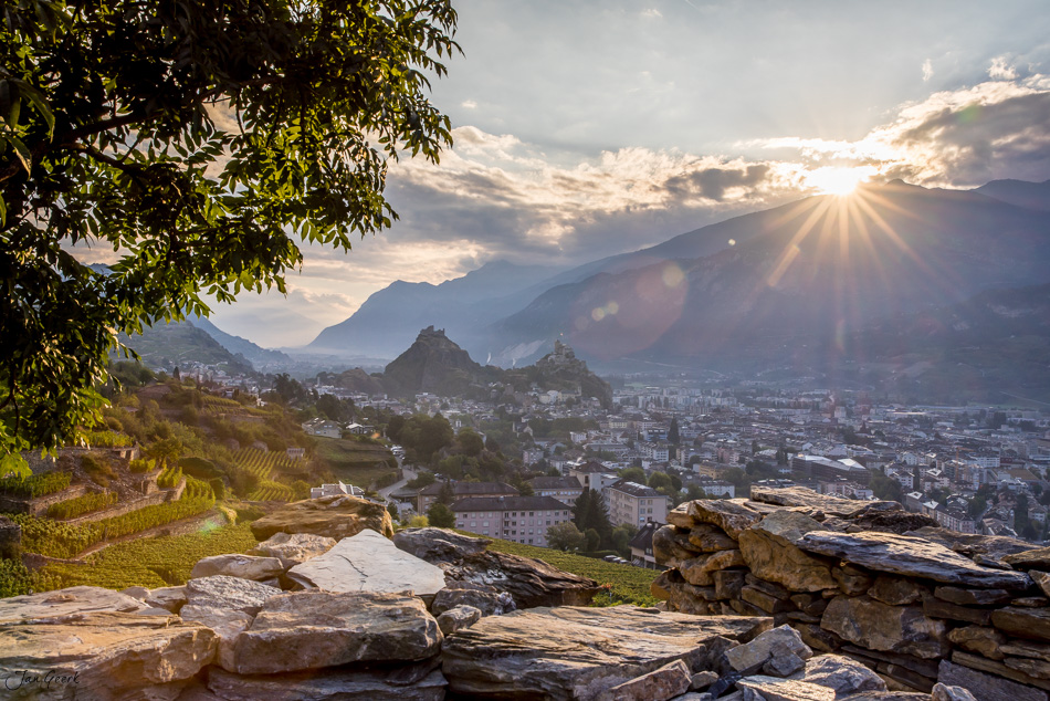 Blick auf Sion mit Schloss Tourbillon bei Sonnenuntergang, Wallis Schweiz – Jan Geerk Fotograf Basel
