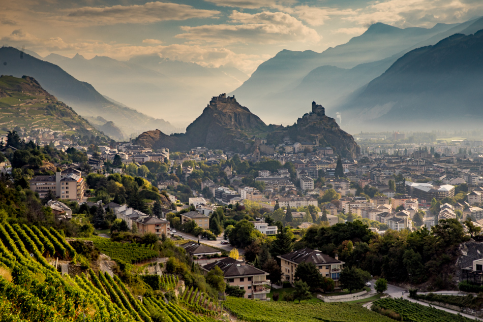 Blick auf Sion mit Schlössern und Alpen im Herbst, Wallis, Schweiz – Jan Geerk Fotograf Basel