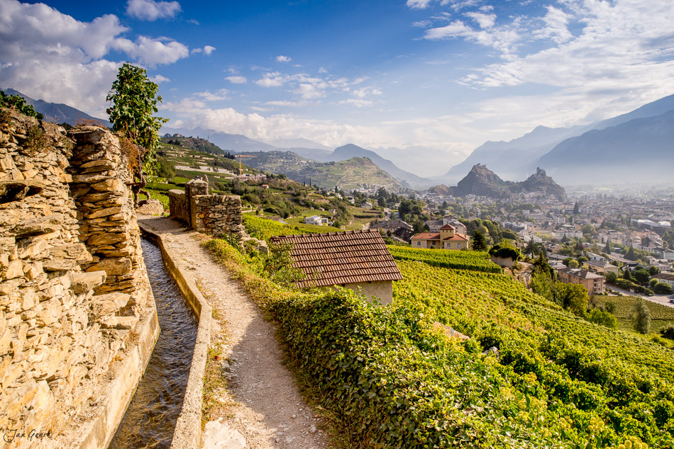 Weinberge und Burgblick über Sion im Wallis, sonnige Herbststimmung, Schweiz – Jan Geerk Fotograf Basel