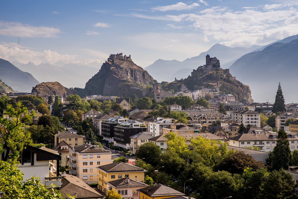 Altstadt Sion mit Burgen Valère und Tourbillon auf Felshügeln, Rhonetal Wallis Schweiz – Jan Geerk Fotograf Basel
