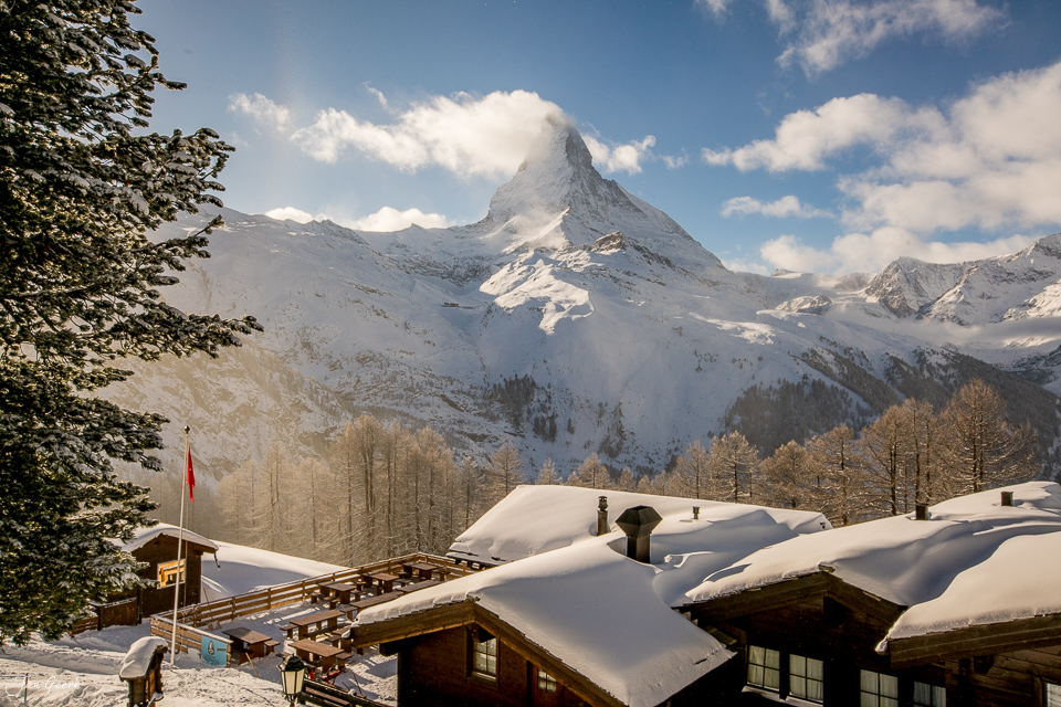 Verschneite Berghütten mit Matterhorn Panorama im Winter, Zermatt Wallis Schweiz – Jan Geerk Fotograf Basel