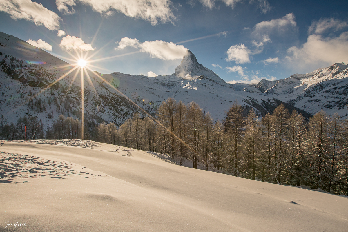 Schneebedeckte Alpwiese mit Lärchen und Matterhorn bei Zermatt, Wintermorgen Wallis Schweiz – Jan Geerk Fotograf Basel