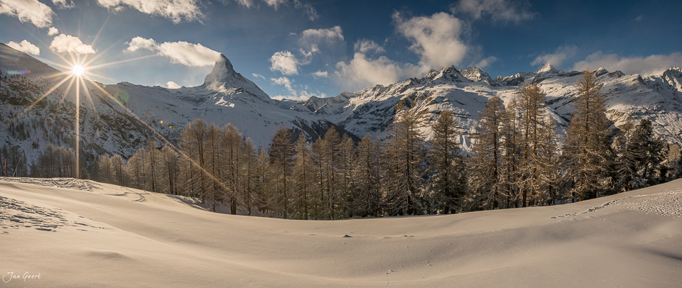 Schneebedeckte Berglandschaft mit Matterhorn bei Zermatt, Winter-Sonnenlicht, Wallis Schweiz – Jan Geerk Fotograf Basel
