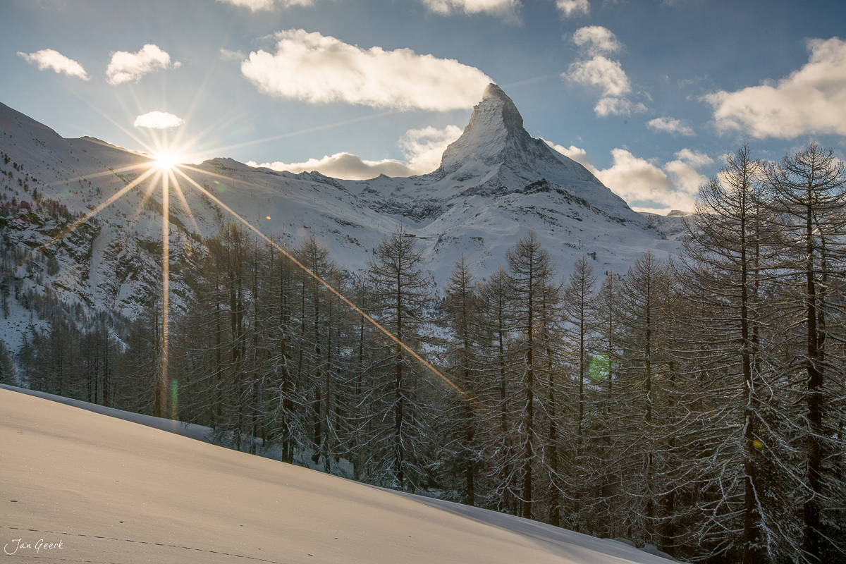 Matterhorn mit verschneiten Lärchen im Winter bei Sonnenschein, Zermatt Wallis Schweiz – Jan Geerk Fotograf Basel