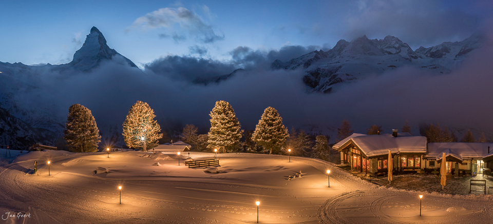 Beleuchtete Lärchen und Berghütte in Zermatt Winter Schnee Wallis Schweiz – Jan Geerk Fotograf Basel