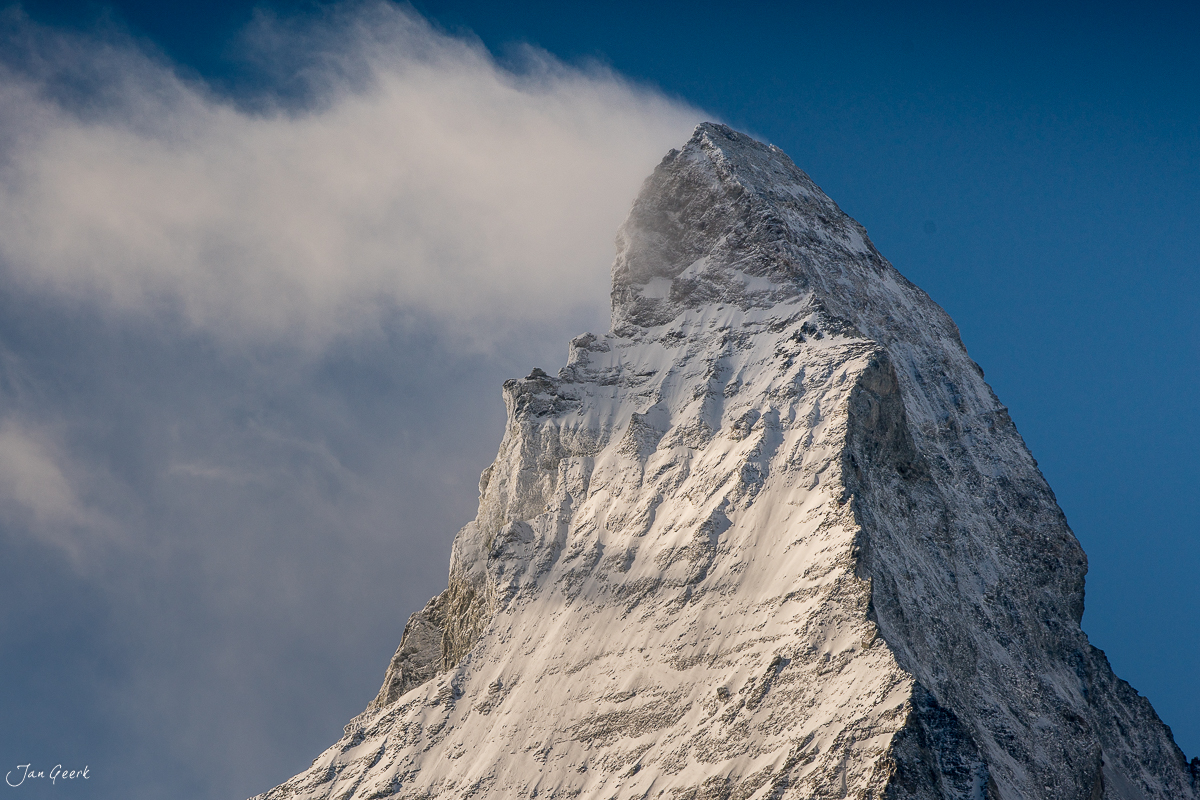 Matterhorn Gipfel im Winter mit Schnee und blauem Himmel bei Zermatt Wallis Schweiz – Jan Geerk Fotograf Basel