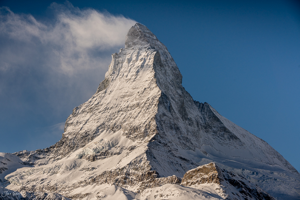 Matterhorn im Winter verschneit unter blauem Himmel bei Zermatt Wallis Schweiz Jan Geerk Fotograf Basel