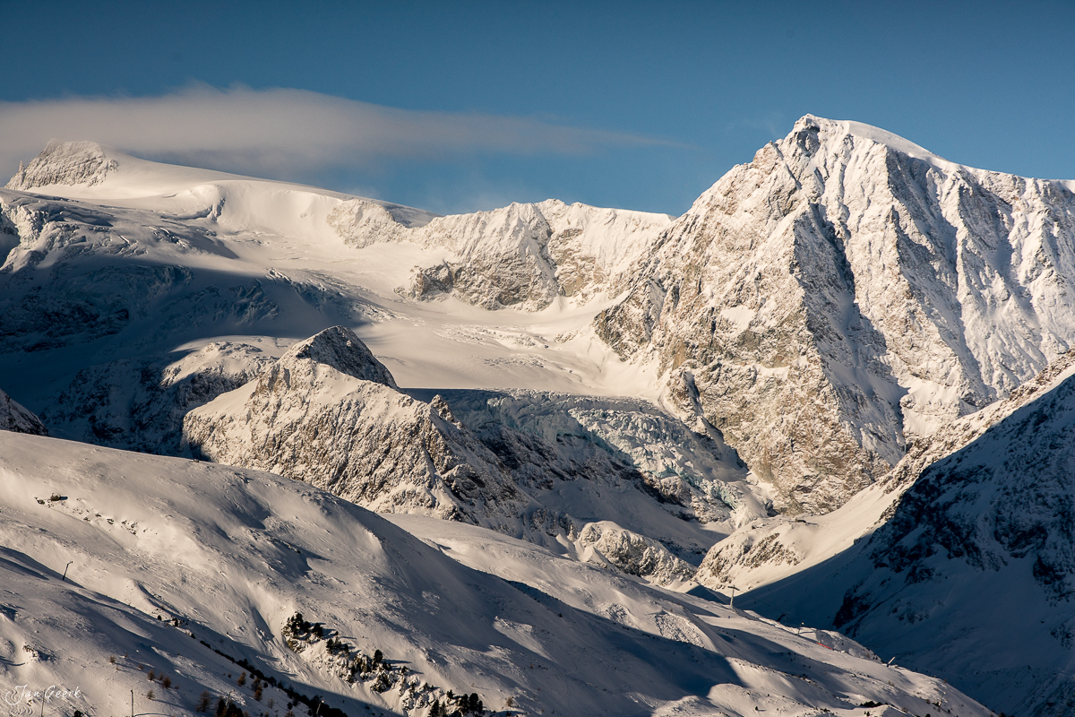 Schneebedeckte Berglandschaft mit Matterhorn bei Zermatt im Winter, Wallis Schweiz – Jan Geerk Fotograf Basel