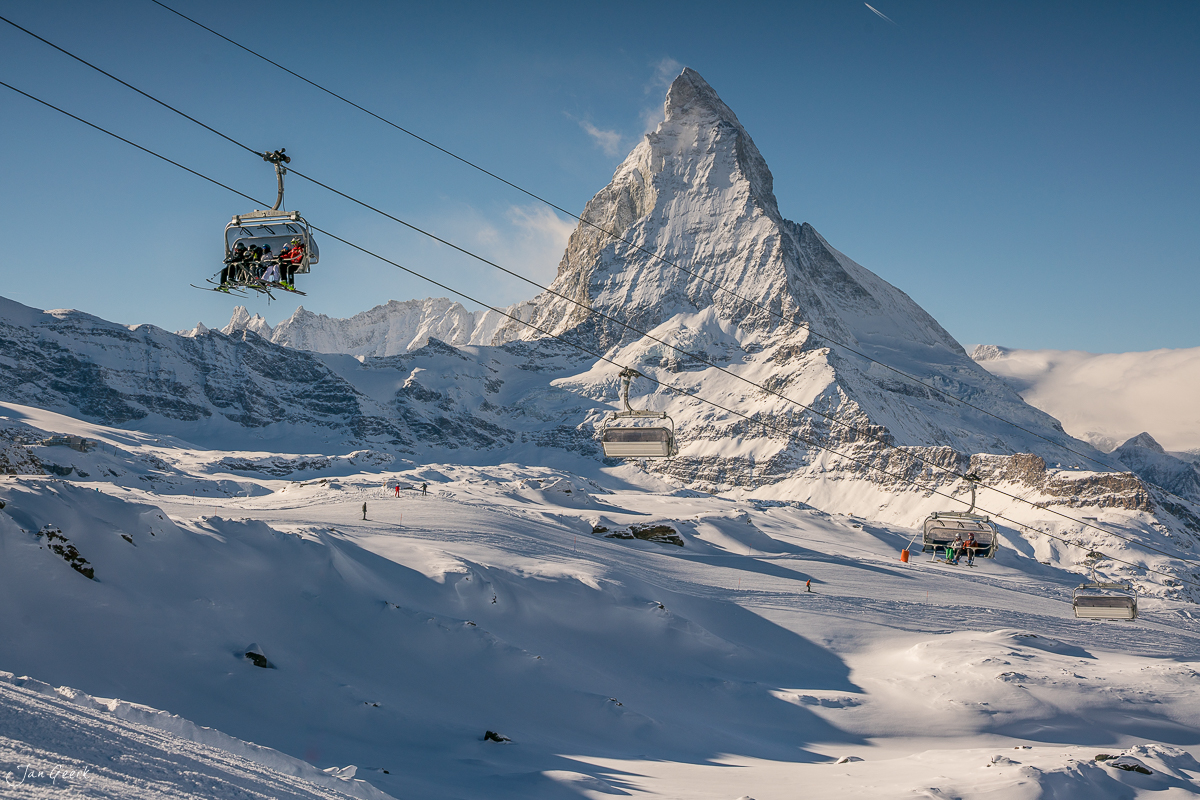 Matterhorn mit Bergbahnen im Winter, Schneebedeckte Skipisten und Gäste, Zermatt Wallis Schweiz – Jan Geerk Fotograf Basel