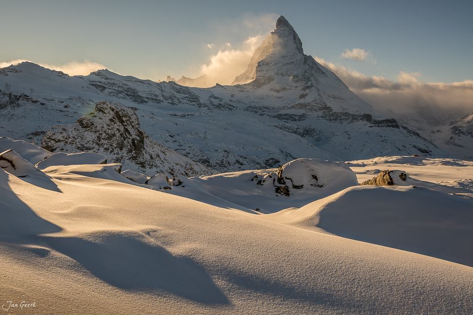 Schneebedecktes Matterhorn bei Zermatt im Wallis, golden beleuchtete Winterlandschaft, Schweiz – Jan Geerk Fotograf Basel