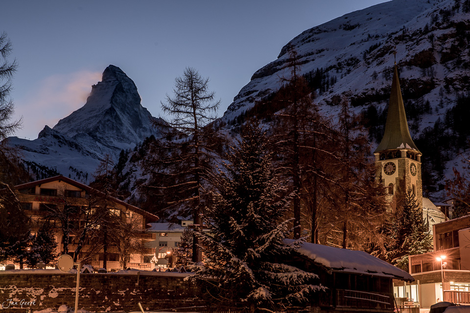 Zermatt Dorf mit Kirchturm und Matterhorn im Schnee Winter Wallis Schweiz – Jan Geerk Fotograf Basel