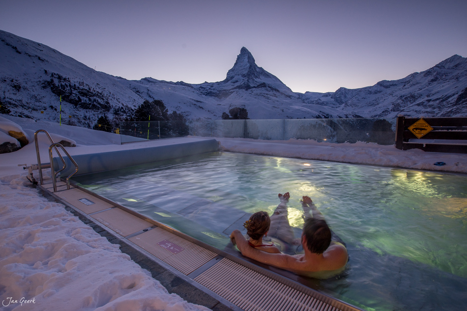 Geothermales Badebecken im Winter mit Matterhorn im Hintergrund bei Zermatt, Wallis, Schweiz – Jan Geerk Fotograf Basel