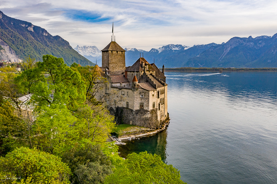 Schloss Chillon am Genfersee in grüner Frühjahrslandschaft mit Alpenpanorama, Schweiz – Jan Geerk Fotograf Basel
