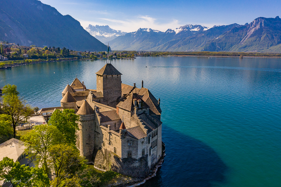 Château Chillon am Genfersee in Veytaux bei Montreux, Frühling, Luftaufnahme Schweiz – Jan Geerk Fotograf Basel