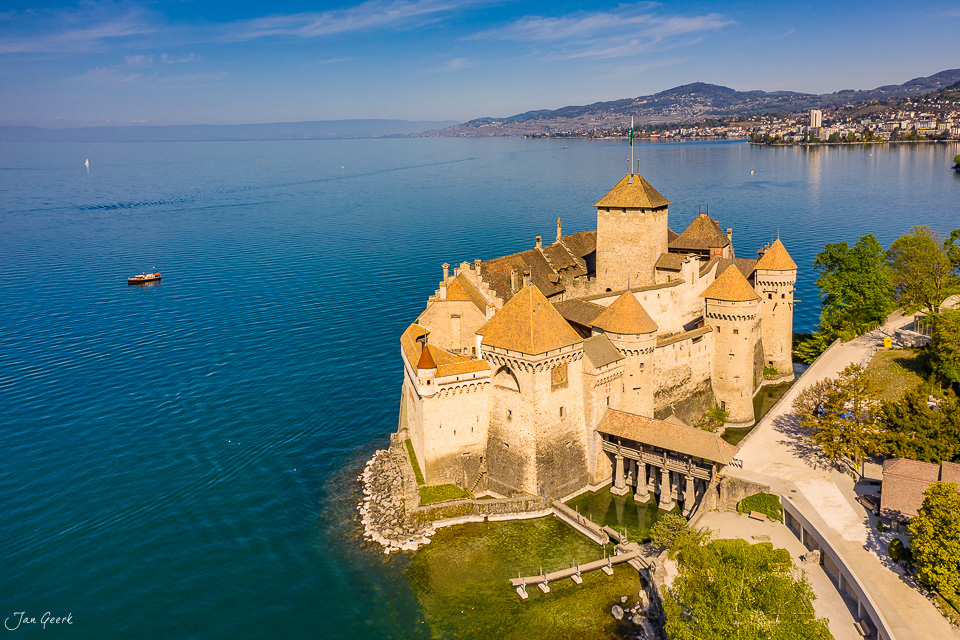 Schloss Chillon am Genfersee bei Montreux im Frühling, Luftaufnahme Schweiz – Jan Geerk Fotograf Basel
