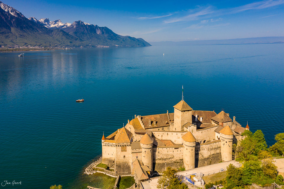 Château de Chillon am Genfersee in Veytaux, Frühlingslicht, Luftaufnahme Schweiz – Jan Geerk Fotograf Basel