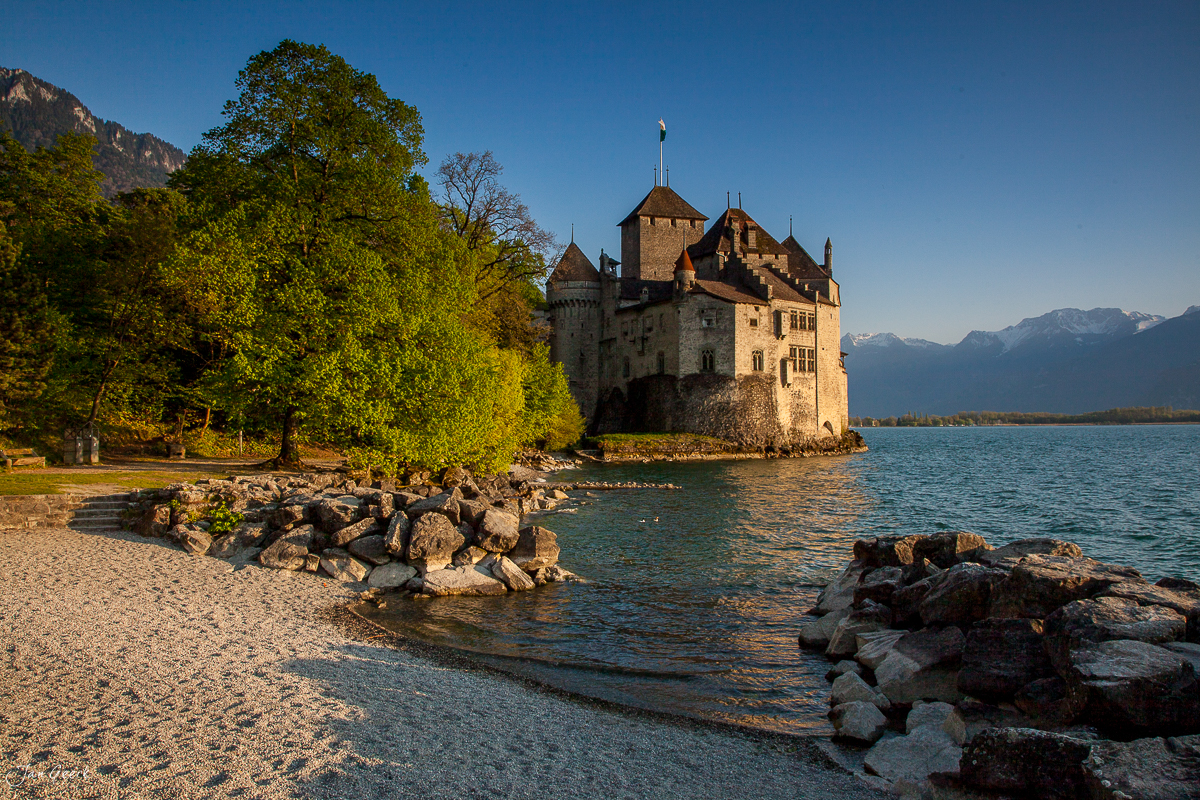 Schloss Chillon am Genfersee mit herbstlichem Laubwerk, Freiburg, Westschweiz – Jan Geerk Fotograf Basel