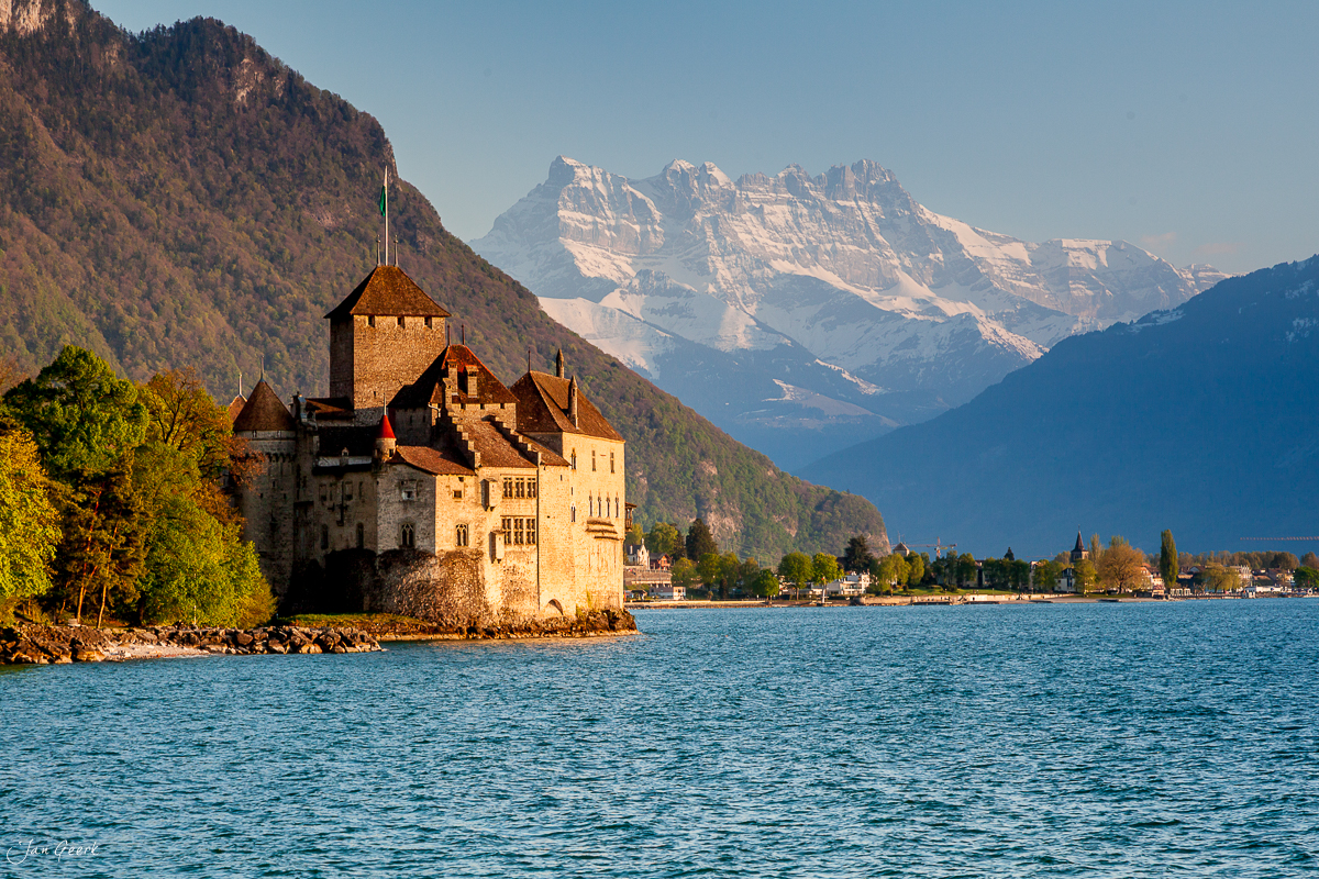 Schloss Chillon am Genfersee mit schneebedeckten Alpen im Herbst, Westschweiz – Jan Geerk Fotograf Basel