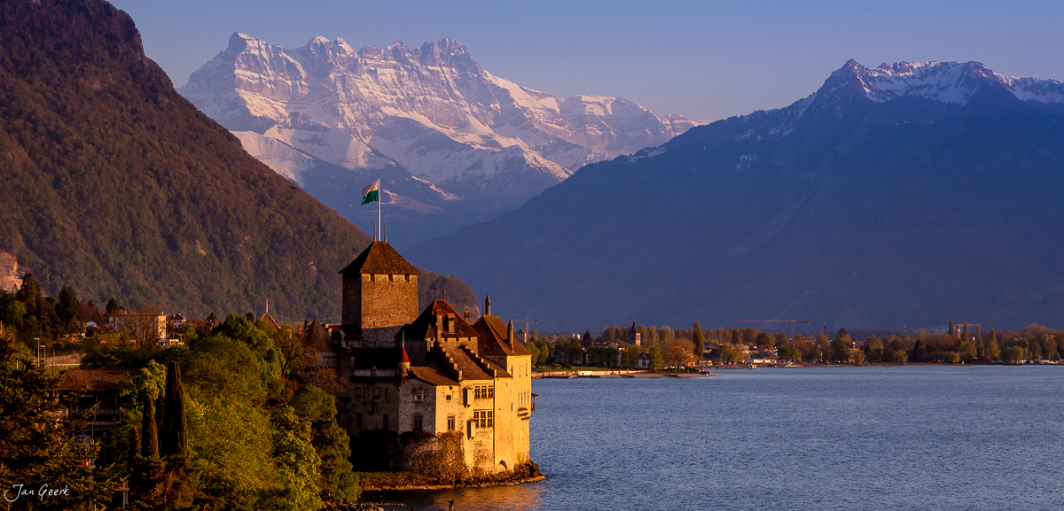 Schloss Chillon am Genfersee mit schneebedeckten Alpen im Hintergrund, Herbstlicht, Westschweiz Schweiz – Jan Geerk Fotograf Basel