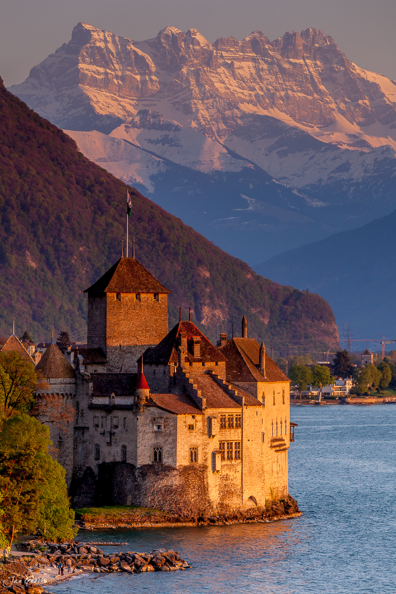 Schloss Chillon am Genfersee mit schneebedeckten Alpen im goldenen Morgenlicht, Westschweiz – Jan Geerk Fotograf Basel