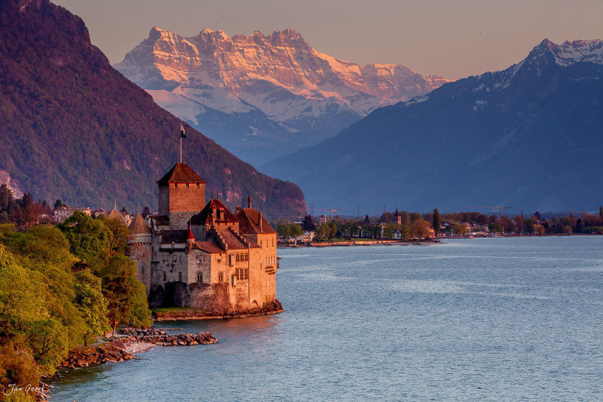 Schloss Chillon am Genfersee mit schneebedeckten Alpen im goldenen Morgenlicht, Westschweiz, Schweiz – Jan Geerk Fotograf Basel