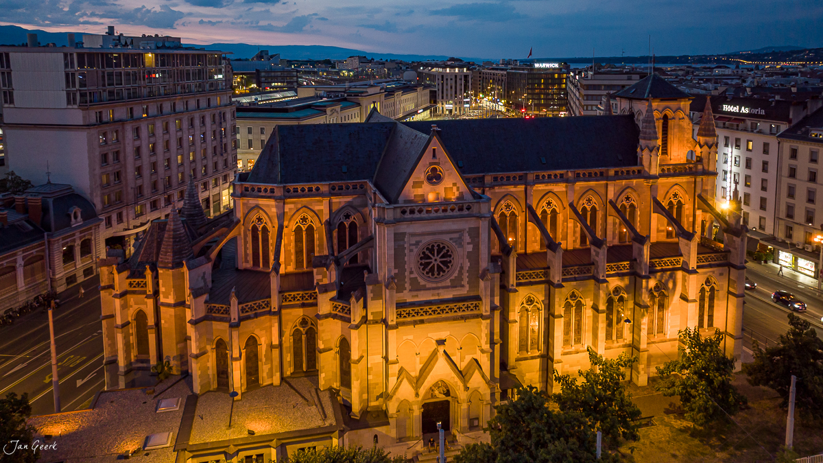 Beleuchtete gotische Kirche Abendstimmung Westschweiz Schweiz Jan Geerk Fotograf Basel