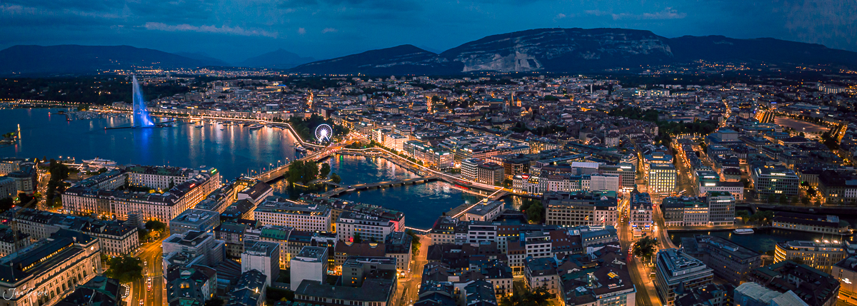Luftaufnahme Genf bei Nacht mit beleuchteten Strassen und Jet d'Eau Brunnen Westschweiz Schweiz Jan Geerk Fotograf Basel