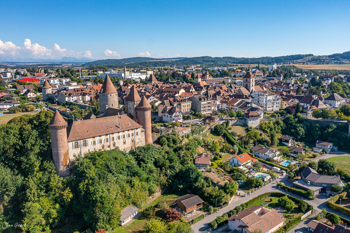 Mittelalterliches Schloss mit Türmen über Estavayer-le-Lac, Altstadt und Neuenburgersee in Sommerlicher Lichtstimmung Schweiz Jan Geerk Fotograf Basel
