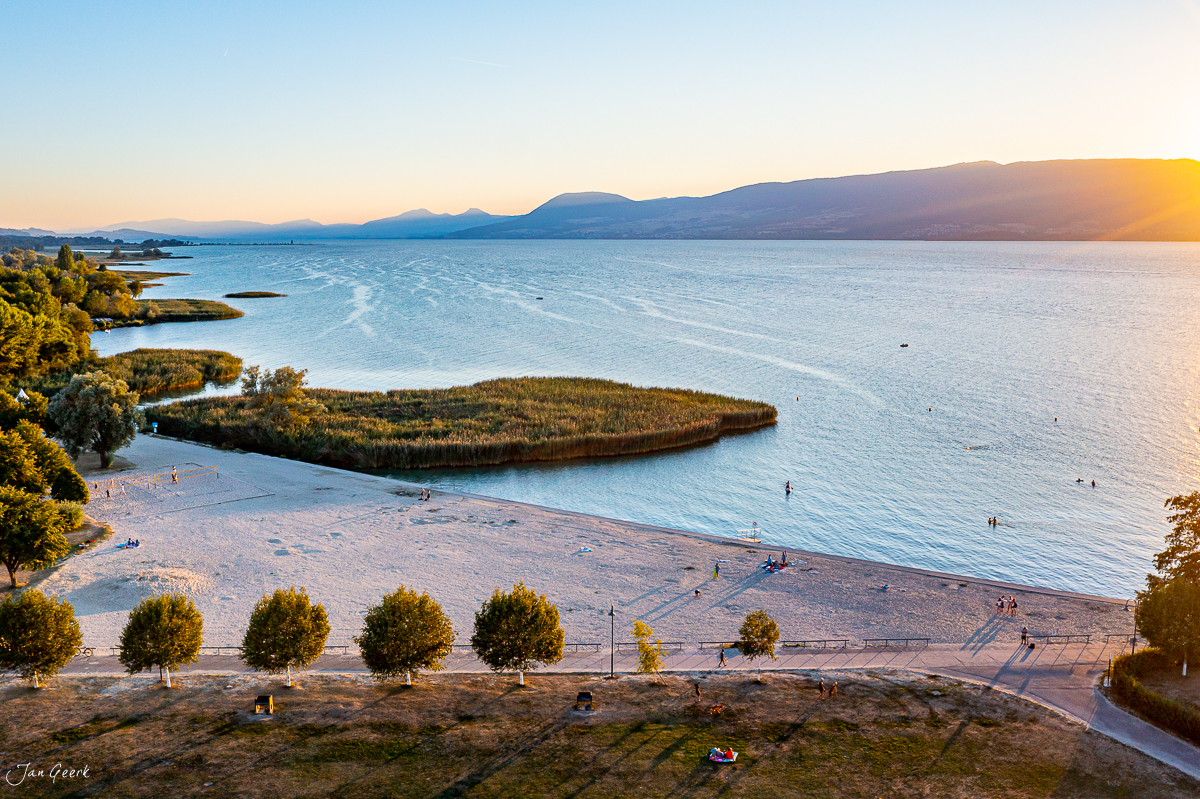 Strand und Bucht am Neuenburgersee in Estavayer-le-Lac bei Sonnenuntergang, Westschweiz – Jan Geerk Fotograf Basel
