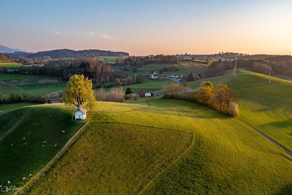 Luftaufnahme Mühletal mit Kapelle Herbstlicht Freiburg Schweiz Jan Geerk Fotograf Basel