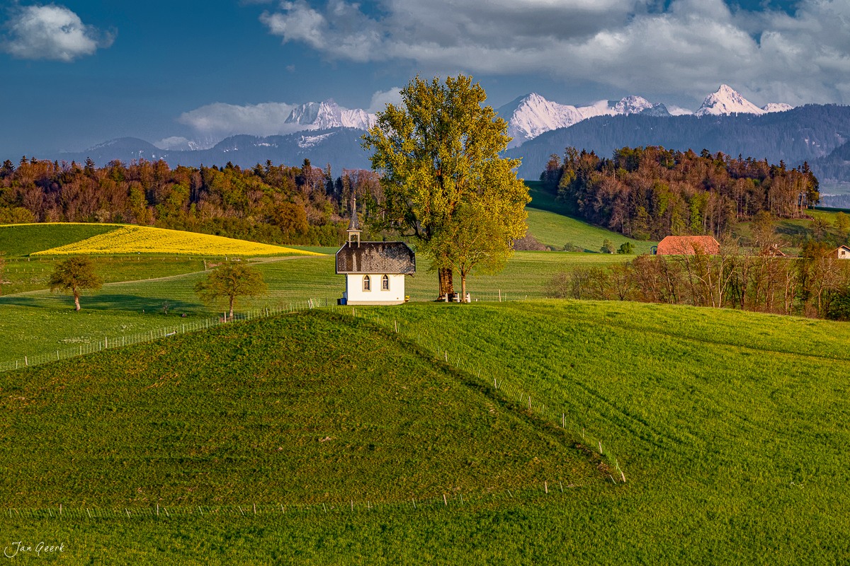 Kleine Kapelle im Mühletal mit schneebedeckten Alpengipfeln im Hintergrund, Herbststimmung in der Schweiz – Jan Geerk Fotograf Basel