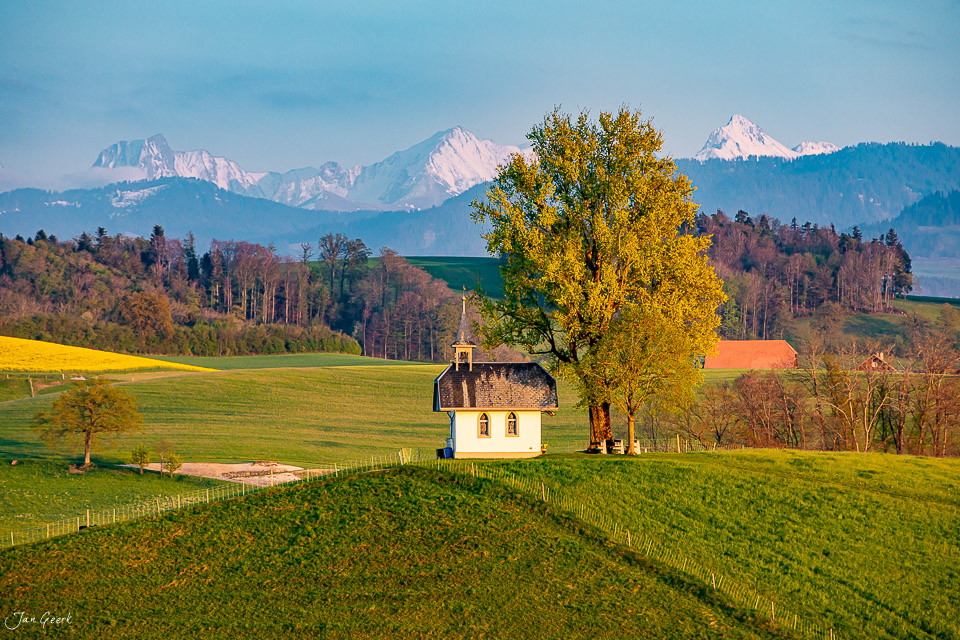 Kleine weiße Kapelle Mühletal Herbst Westschweiz Schweiz Jan Geerk Fotograf Basel