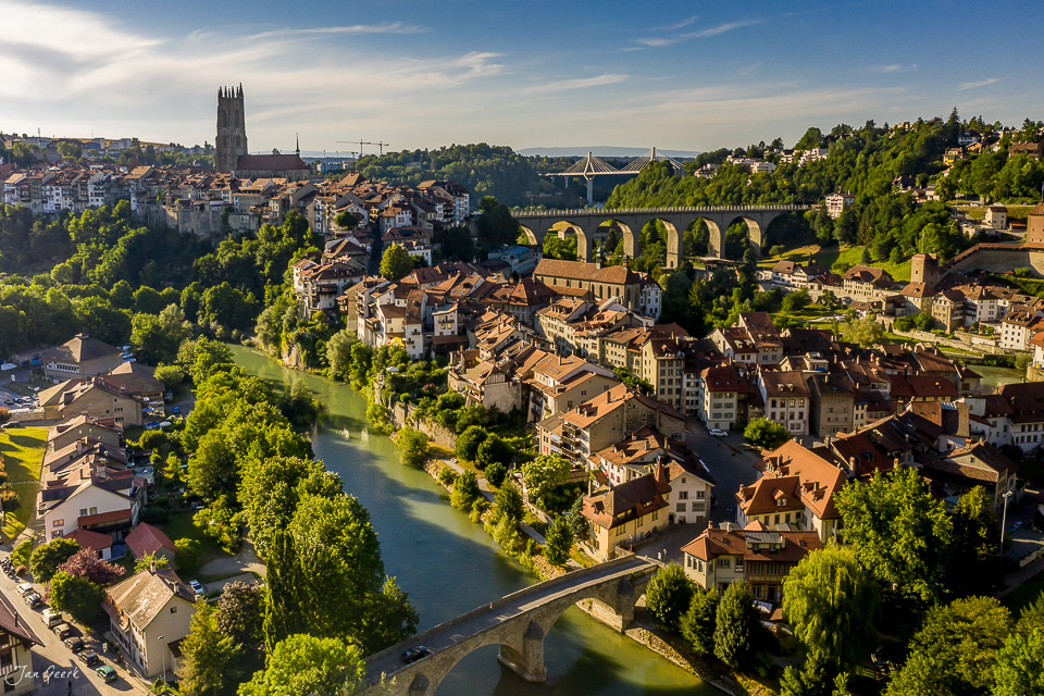 Fribourg Altstadt mit Sarine-Fluss Luftaufnahme Sommerlicht Schweiz – Jan Geerk Fotograf Basel