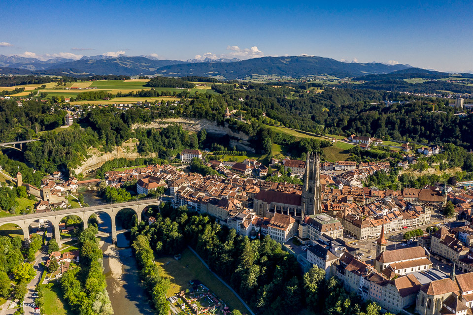 Luftaufnahme der Altstadt Freiburg mit Kathedrale und Saane-Fluss im Sommer, Schweiz – Jan Geerk Fotograf Basel