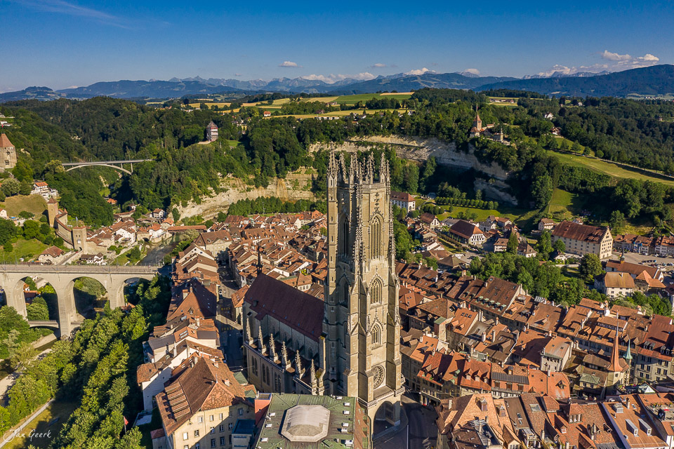 Luftaufnahme der Altstadt Fribourg mit Kathedrale St. Nikolaus im Sommer, Schweiz – Jan Geerk Fotograf Basel