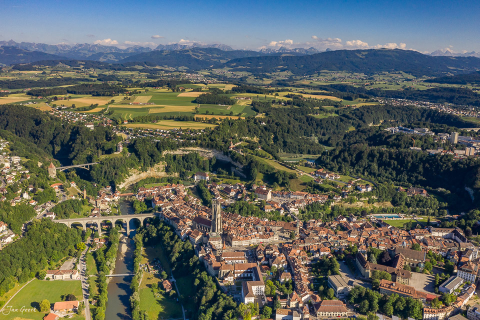 Luftaufnahme der mittelalterlichen Altstadt Freiburg mit Saane-Fluss, Sommerlich grünes Uechtland, Schweiz – Jan Geerk Fotograf Basel