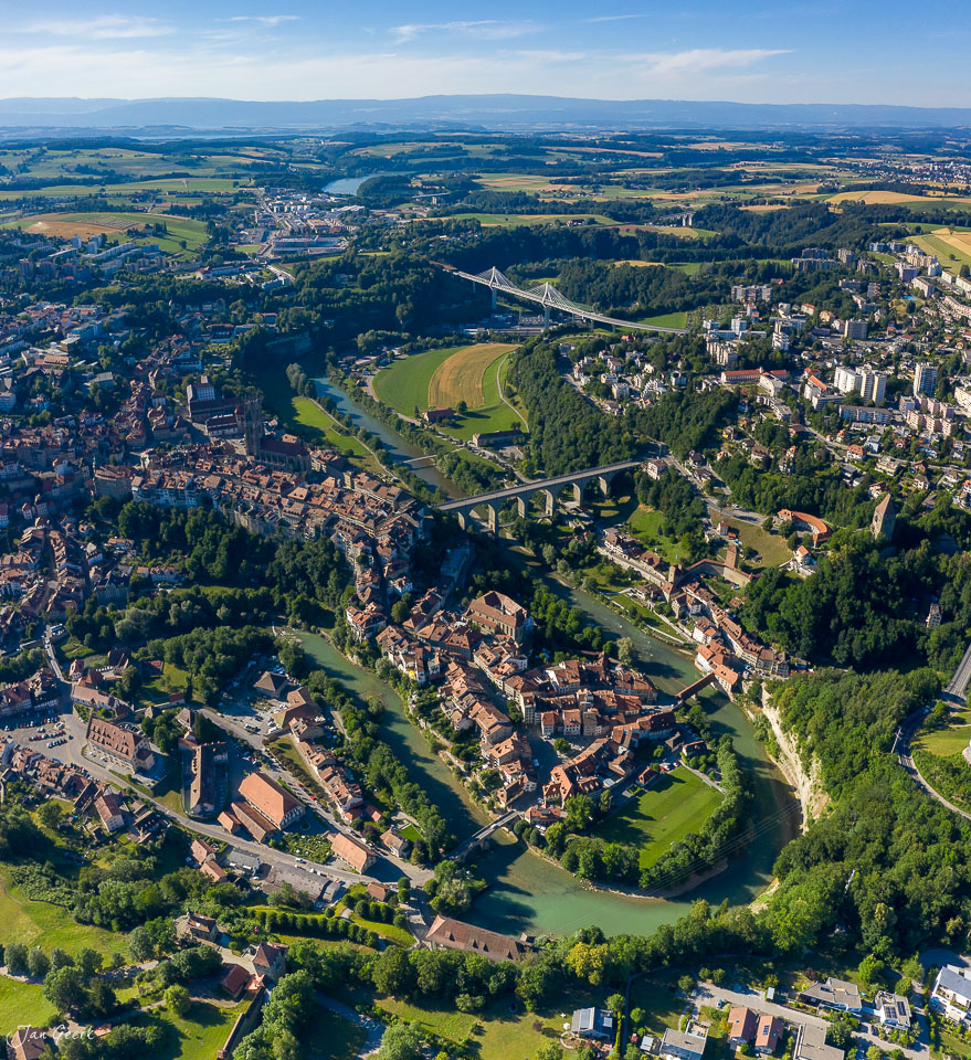 Luftaufnahme Freiburg mit Flussschleife und Brücken, Sommerliche Altstadt, Westschweiz – Jan Geerk Fotograf Basel