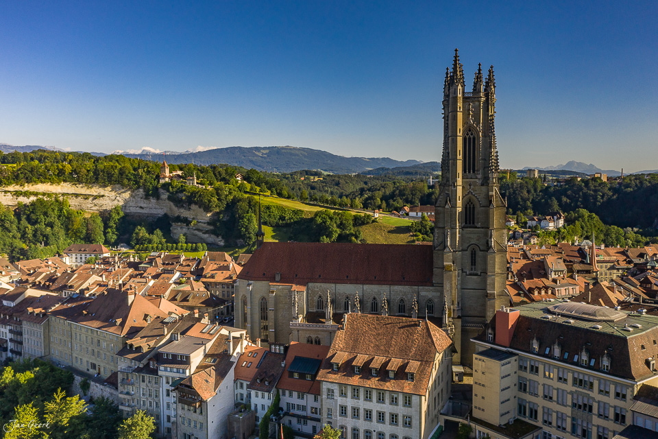 Luftaufnahme der Altstadt Fribourg mit Kathedrale St. Nikolaus im Sommer, Schweiz – Jan Geerk Fotograf Basel