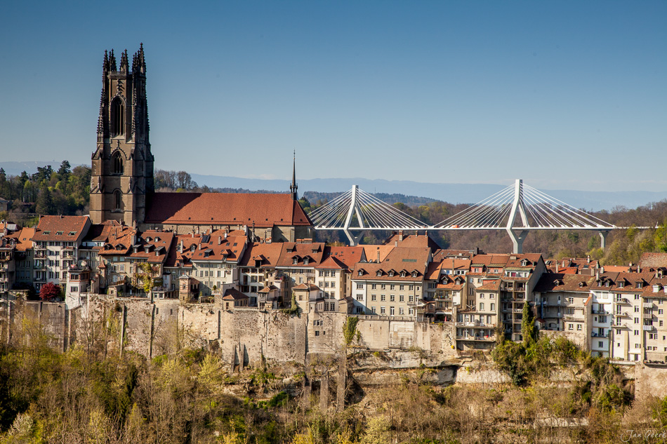 Mittelalterliche Altstadt Freiburg mit gotischer Kathedrale und modernen Brücken, Frühjahr, Westschweiz – Jan Geerk Fotograf Basel