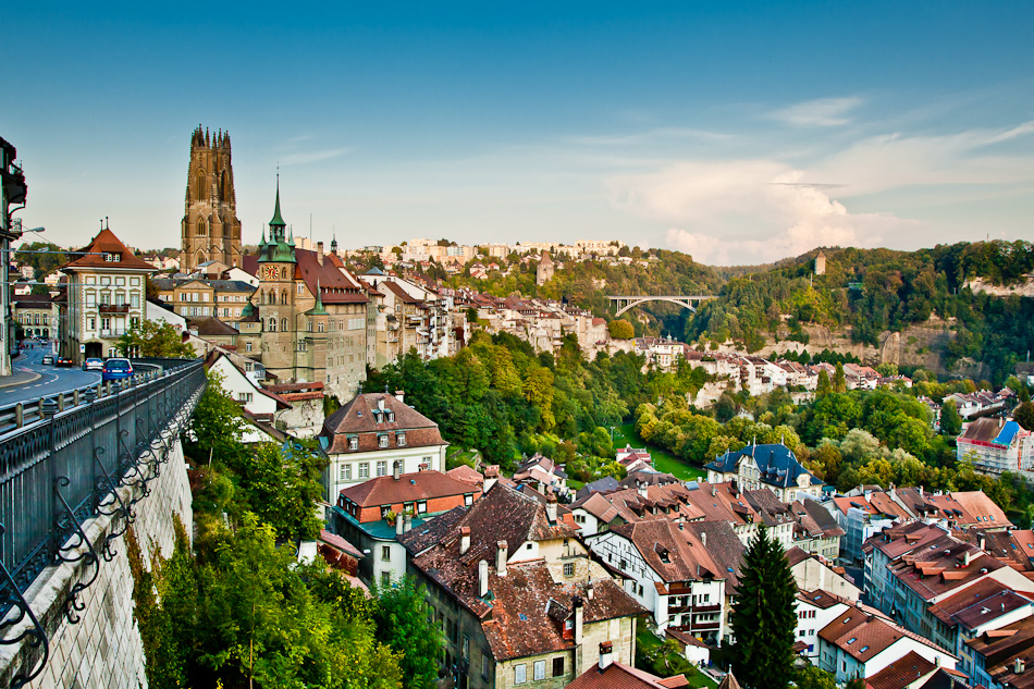 Fribourg Altstadt mit Kathedrale Herbstpanorama Westschweiz Schweiz Jan Geerk Fotograf Basel