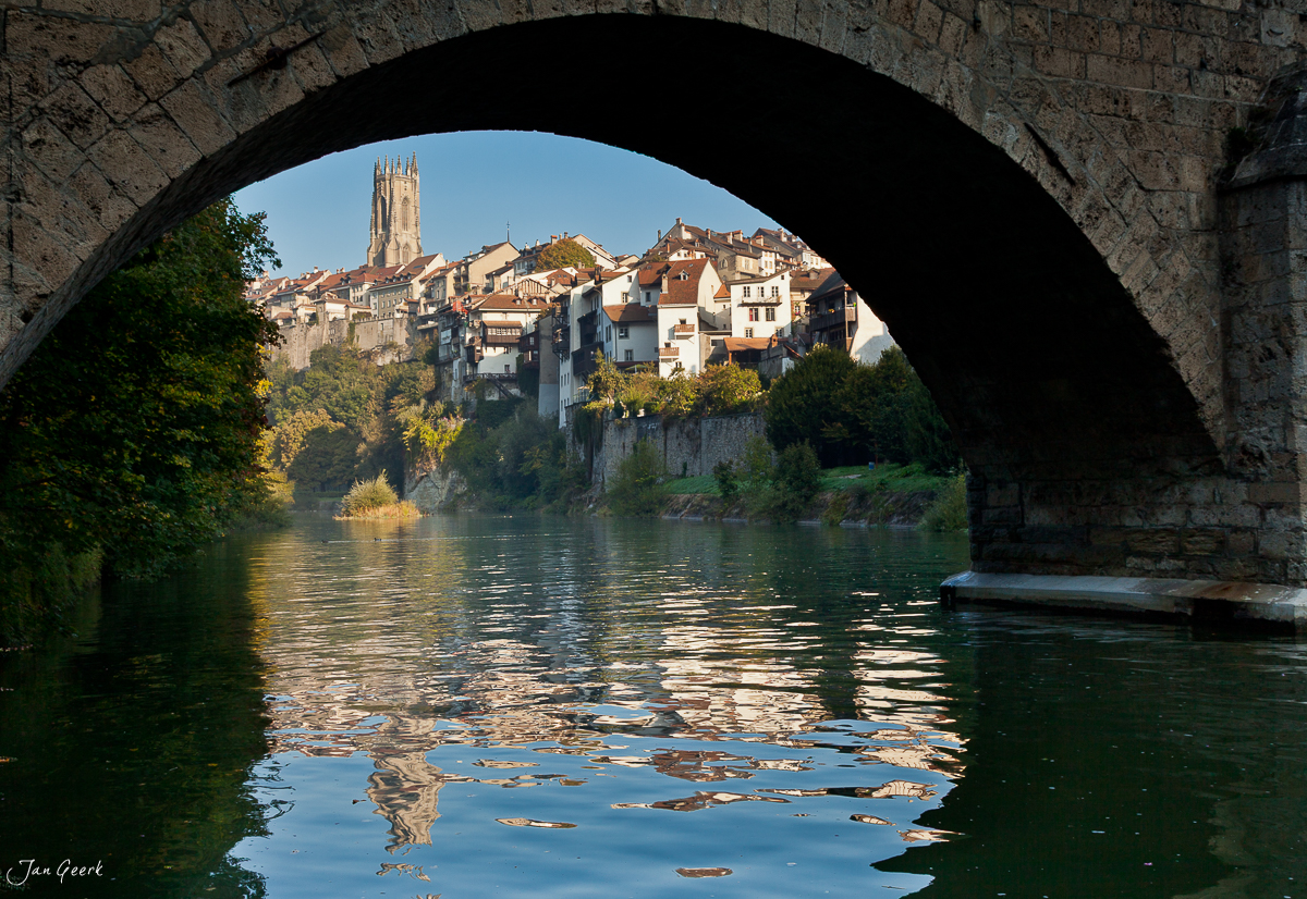 Freiburg/Fribourg Altstadt durch Steinbogen über die Saane Sonnenuntergang Westschweiz Schweiz – Jan Geerk Fotograf Basel